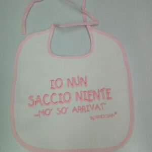 BAVETTA CON SFONDO BIANCO E SCRITTA ROSA PURO COTONE PRODOTTO IN ITALIA