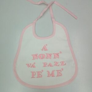 BAVETTA IN PIQUET SFONDO BIANCO SCRITTA ROSA RICAMATA