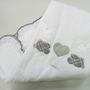 COPERTA CULLA/CARROZZINA  BIANCO CON DISEGNO ORSETTO E APPLICAZIONE STRASS - immagine 1