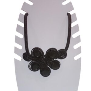 collana con intreccio e pietre