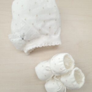 Set cappellino e scarpine in cotone Caveja
